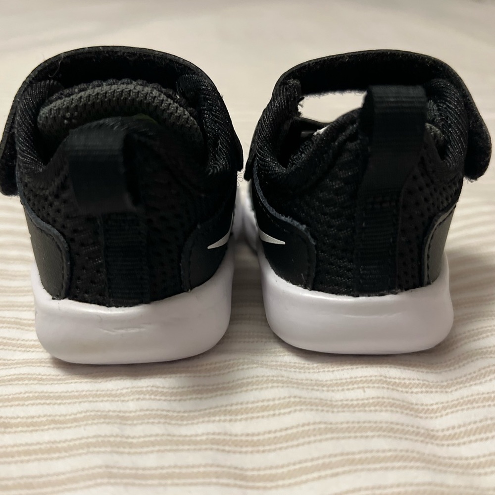 Nike boys size 2 black sneakers - Picture 3 of 4
